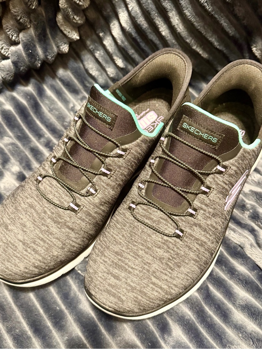 Skechers Summits Women’s Size 8.5 Gray Knit Slip-On Sneakers with Mint Accents